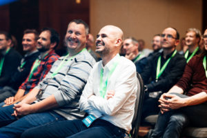 Photo von zwei Konferenzteilnehmern