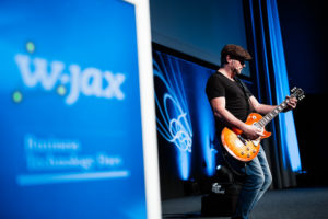 Photo vom Gitarre spielendem Russ Miles