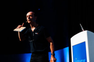 Photo von Dr. Gernot Starke, der sich fragend an das Publikum richtet.