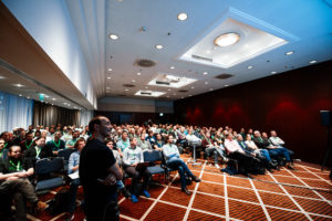 Photo von Gernot Starke im vollen Konferenzsaal