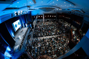 Photo des gefüllten Konferenzsaales